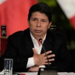 Castillo avanza para disolver el Congreso peruano, lo destituyen