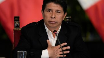 Castillo avanza para disolver el Congreso peruano, lo destituyen