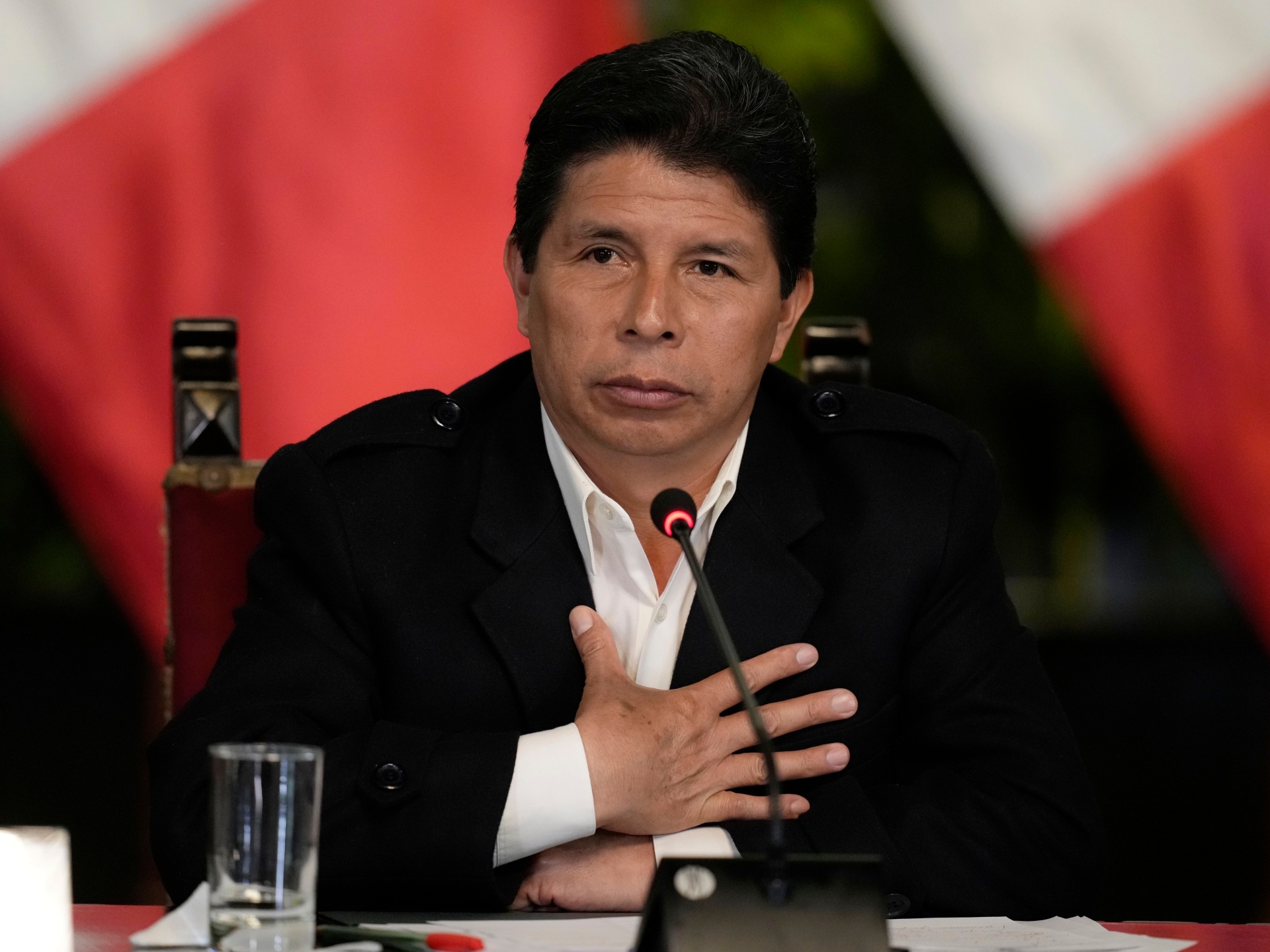 Castillo avanza para disolver el Congreso peruano, lo destituyen
