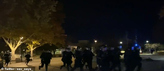 Los manifestantes de extrema izquierda fueron recibidos por la policía antidisturbios en la Universidad de Nuevo México el miércoles por la noche después de que aparecieron en un evento para el fundador de Turning Point USA, Charlie Kirk.