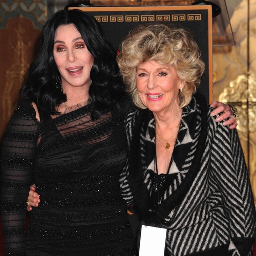 Cher 'no está triste' por la muerte de su madre porque 'ya no llora de dolor'