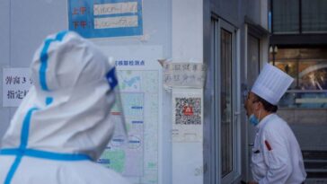 China se apresura a instalar camas de hospital mientras aumento de COVID-19 genera preocupación en el extranjero