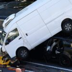 Un accidente en una concurrida carretera de Sydney que conduce al aeropuerto ha dejado una furgoneta como si estuviera suspendida en el aire.