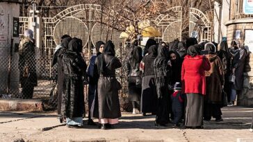 Cientos de mujeres jóvenes fueron rechazadas el miércoles en universidades afganas