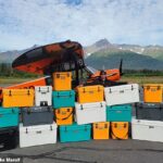 Dukke Marolf, que vive en Alaska, encontró 19 refrigeradores Yeti en la playa.  Los refrigeradores se cayeron de un buque de transporte en octubre pasado.