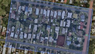 La policía ha aconsejado a los residentes dentro de la zona de emergencia de Toowoomba (arriba en azul) que permanezcan en el interior mientras continúan las negociaciones con el hombre supuestamente armado.