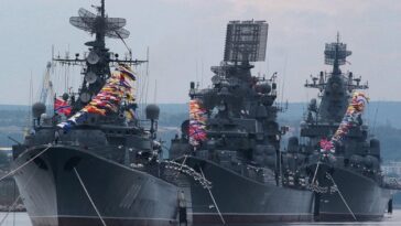 Cinco buques de guerra rusos listos para el combate en el Mar Negro, ninguno de ellos con misiles