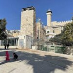 Colonos de Israel celebran Hanukkah dentro de la Mezquita Ibrahimi