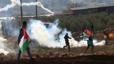Colonos israelíes incendian guardería y tienda palestina en Cisjordania