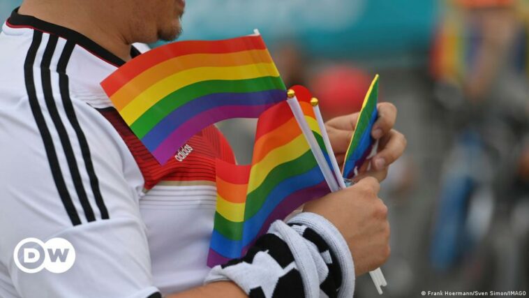 Cómo Alemania promueve la tolerancia LGBTQ en sus estadios de fútbol