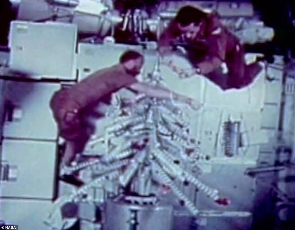 El primer árbol de Navidad en el espacio: los astronautas Gerald P. Carr, William R. Pogue y Edward G. Gibson pasaron las vacaciones a bordo del Skylab de la NASA en 1973, que fue la primera estación espacial de Estados Unidos.  El equipo armó un árbol usando recipientes de comida sobrantes y lo decoró con calcomanías de colores.