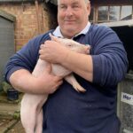Mike Duxbury, de 54 años, perdió la visión debido al glaucoma y ahora dirige una granja en Bedfordshire.