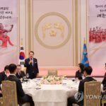 (World Cup) Yoon hosts dinner for nat&apos;l football team