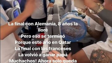 Los ganadores de la Copa del Mundo de Argentina han reescrito la letra de su himno 'Muchachos', con tambores y platillos, en un avión desde Qatar mientras miles de fanáticos los esperan en Buenos Aires.
