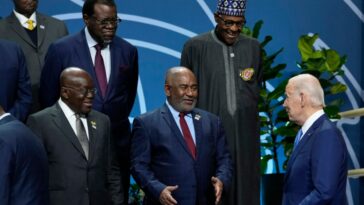Cumbre EE.UU.-África termina con promesas de miles de millones de dólares, indicios de visita de Biden