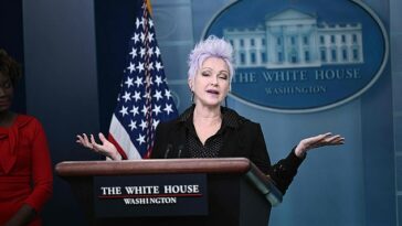 La estrella del pop Cyndi Lauper hizo una aparición sorpresa el martes en la sala de reuniones de la Casa Blanca antes de que el presidente Joe Biden firmara la Ley de Respeto al Matrimonio en el Jardín Sur.