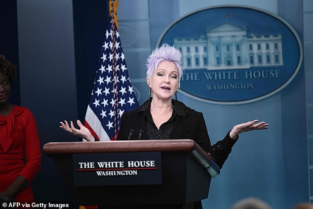 La estrella del pop Cyndi Lauper hizo una aparición sorpresa el martes en la sala de reuniones de la Casa Blanca antes de que el presidente Joe Biden firmara la Ley de Respeto al Matrimonio en el Jardín Sur.