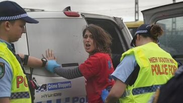 Violet Coco (en el centro de la foto) fue encarcelada por un máximo de 15 meses por la protesta del puente del puerto de Sydney