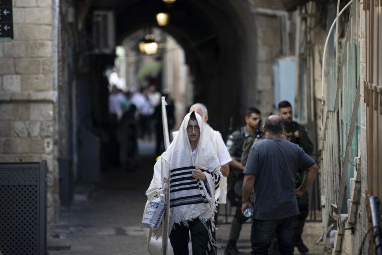 Decenas de israelíes asaltan el complejo Al-Aqsa de Jerusalén para celebrar Hanukkah