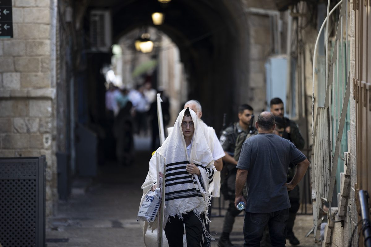 Decenas de israelíes asaltan el complejo Al-Aqsa de Jerusalén para celebrar Hanukkah
