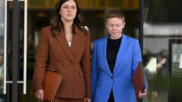 Brittany Higgins (en la foto de la izquierda en octubre) podría recibir hasta $ 1 millón en compensación, ya que el hombre acusado originalmente de su presunta violación también busca un pago significativo.