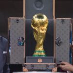 Deepika Padukone, ex portero español Iker Casillas desvelar el trofeo de la Copa Mundial de la FIFA en el estadio.  Reloj