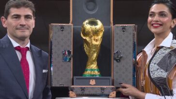 Deepika Padukone, ex portero español Iker Casillas desvelar el trofeo de la Copa Mundial de la FIFA en el estadio.  Reloj