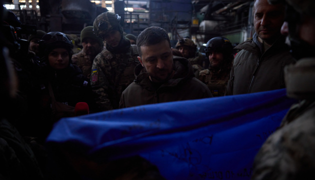 Defensores de Bakhmut entregan la bandera de Zelensky al Congreso de EE.UU.