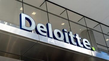 La firma de contabilidad Deloitte ha bajado los termostatos en 2C en los 22 sitios después de que los costos de energía se dispararon
