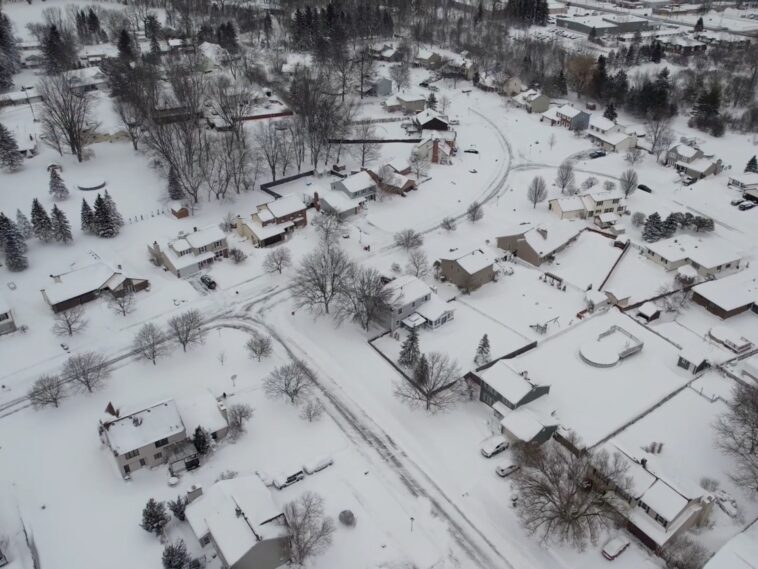 'Desgarrador': Nueva York examina los daños después de una tormenta de nieve histórica