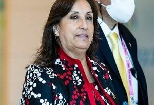 Dina Boluarte destituye a autoridades locales en Perú
