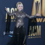 Dolly Parton habla sobre la inspiración detrás de la nueva banda sonora de una película navideña