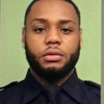 Un par de reclutas de la policía de Nueva York, incluido el ex marine Javon Latibeaudiere, de 26 años, fueron suspendidos después de ser sorprendidos teniendo relaciones sexuales en el baño de una academia de policía.