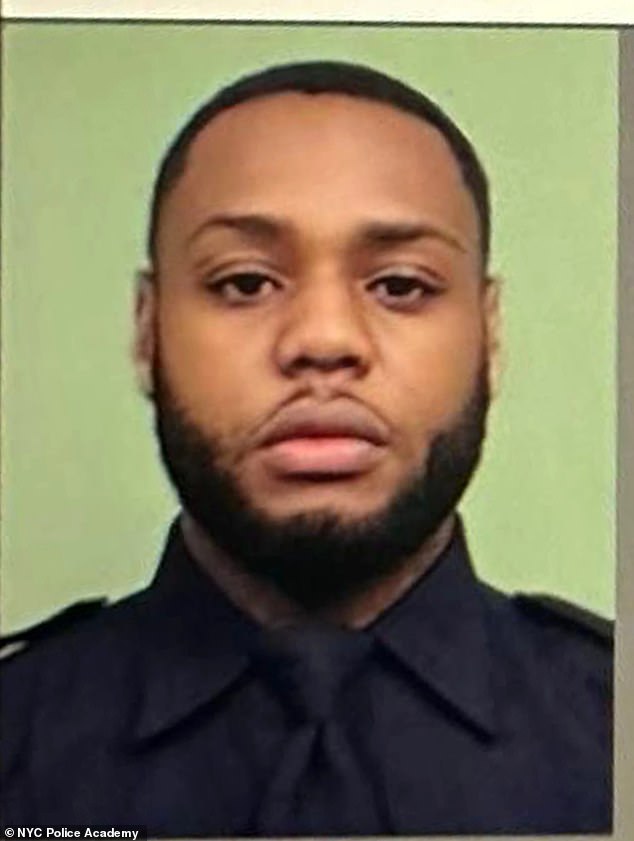 Un par de reclutas de la policía de Nueva York, incluido el ex marine Javon Latibeaudiere, de 26 años, fueron suspendidos después de ser sorprendidos teniendo relaciones sexuales en el baño de una academia de policía.