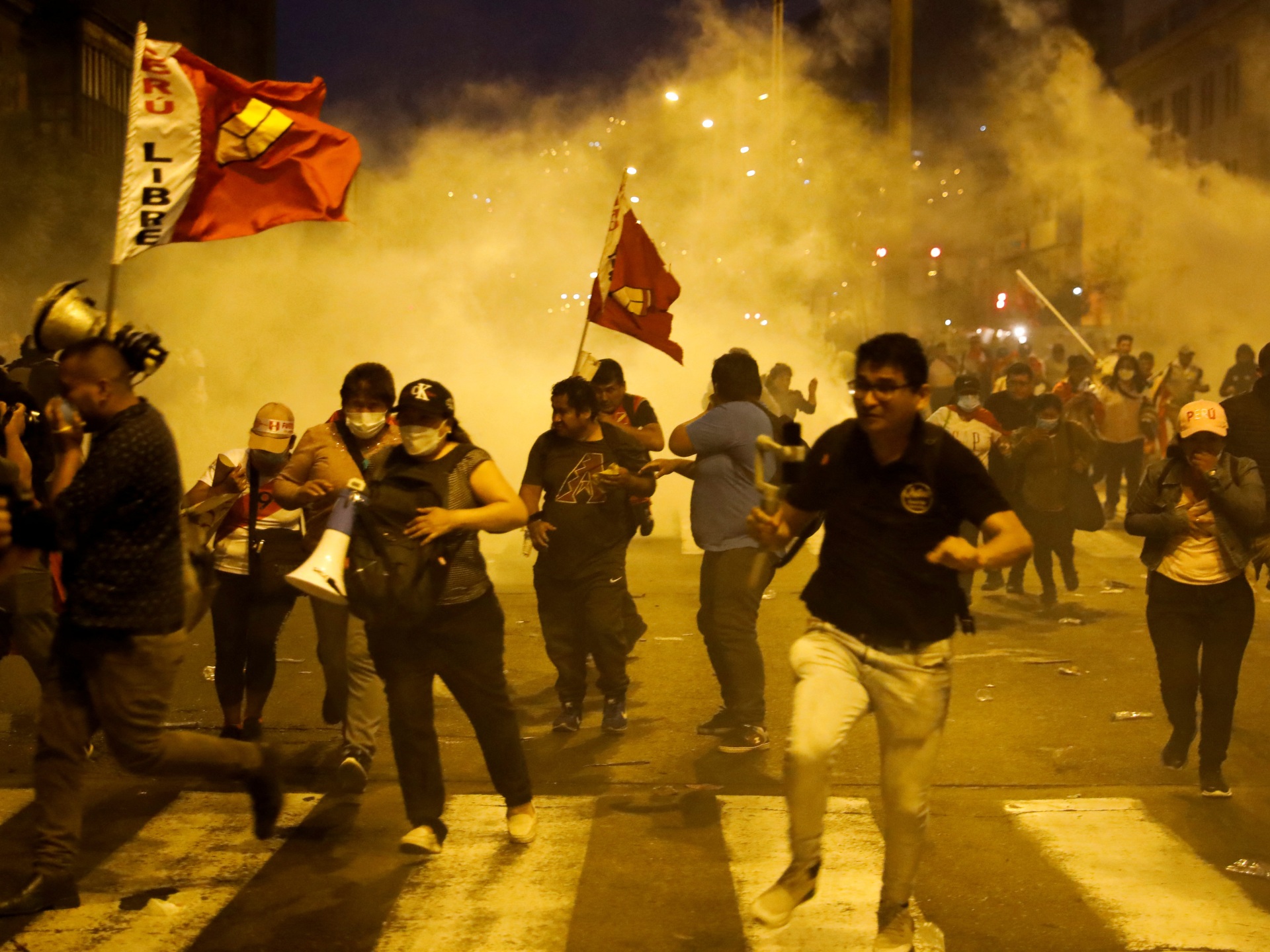 Dos muertos en Perú mientras se extienden las protestas por el arresto de Castillo
