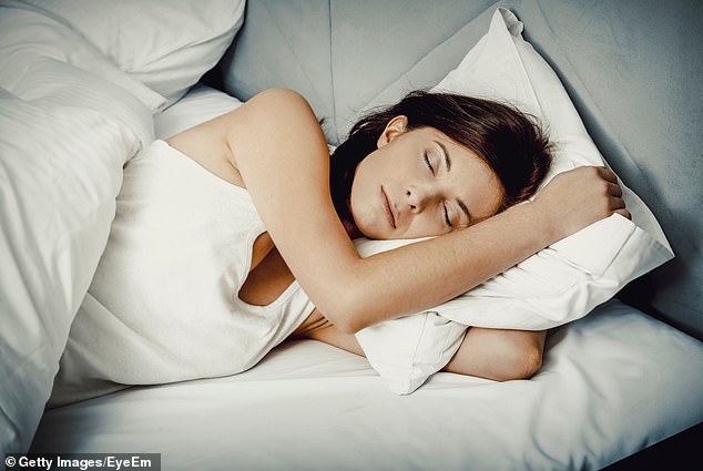 Al llegar a la edad adulta media, las personas luchan por dormir siete horas por noche.