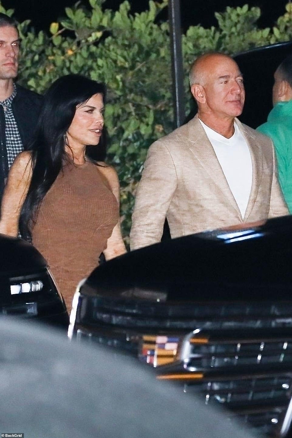 Jeff Bezos, de 58 años, y su novia Lauren Sánchez, de 52 años, (en la foto juntos) disfrutaron de una lujosa cena en Nobu en Malibú con su hijo Nikko González, de 21 años.