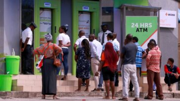 El Banco Central de Nigeria aumenta los límites de retiro de efectivo después de la protesta pública