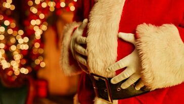 Un experto en salud ha pedido a los Santas del centro comercial que reduzcan el peso, diciendo que un Papá Noel con sobrepeso está enviando