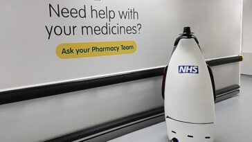Un robot con forma de pingüino está entregando medicamentos en los hospitales como parte de una nueva prueba en el Hospital de la Universidad de Milton Keynes.