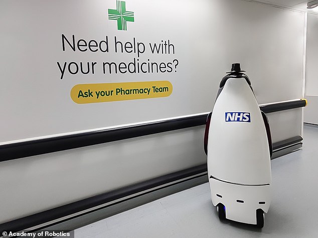 Un robot con forma de pingüino está entregando medicamentos en los hospitales como parte de una nueva prueba en el Hospital de la Universidad de Milton Keynes.