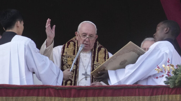 El Papa Francisco aboga por el fin de la 'sin sentido' guerra de Ucrania en un mensaje de Navidad