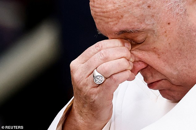 El Papa Francisco tuvo problemas para hablar el jueves, ya que estaba abrumado por la emoción mientras rezaba por la paz en Ucrania (en la foto), antes de que una multitud lo vitoreara para que terminara.