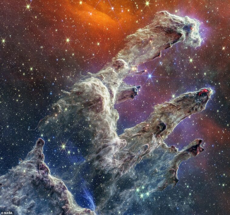 Hermoso: Hace casi 30 años, los Pilares de la Creación sorprendieron al mundo de la astronomía cuando fueron capturados por el famoso Telescopio Espacial Hubble de la NASA.  Ahora, una nueva generación puede disfrutar de una nueva visión de la inquietante escena después de que el súper telescopio espacial James Webb de la agencia espacial de EE. UU. de $ 10 mil millones (£ 7.4 mil millones) capturó las mismas imágenes de los mismos zarcillos de gas y polvo con forma de dedos (en la foto)