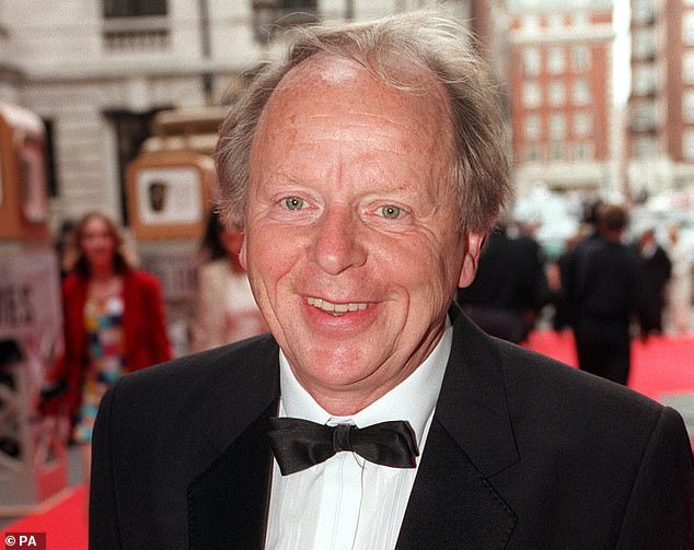 John Bird murió a los 86 años. Aparece en la foto llegando a los Baftas de 1999 en Grosvenor House en Londres.