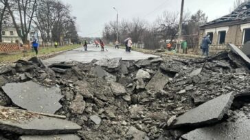 El alcalde de Kramatorsk muestra las consecuencias del ataque con misiles rusos en la ciudad