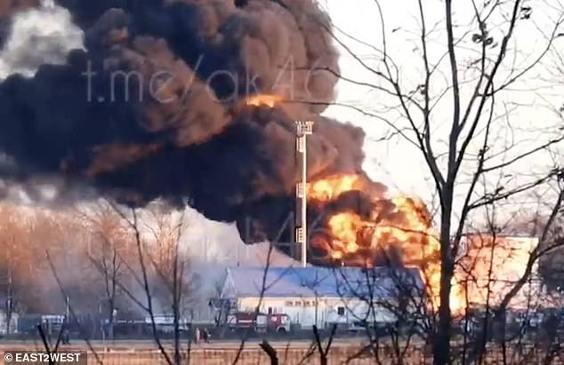 Los petroleros en una base aérea cerca de la ciudad rusa de Kursk se incendiaron el martes por la mañana después de otro supuesto ataque con aviones no tripulados ucranianos.