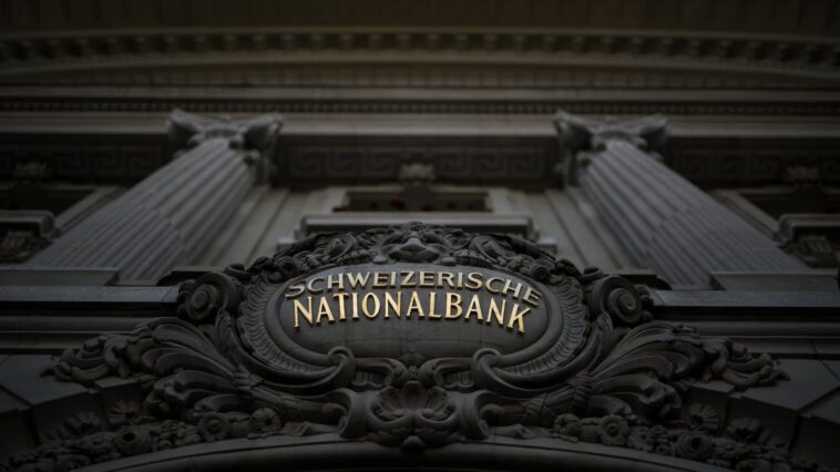 El banco central suizo aumenta las tasas de interés en 50 puntos básicos para contrarrestar una "mayor propagación de la inflación"
