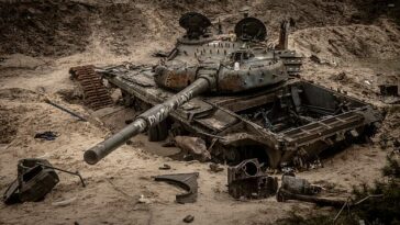 Un tanque ruso destruido se ve al costado de la carretera el 15 de diciembre de 2022 en Kupiansk, Ucrania