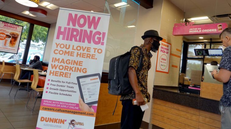 El desempleo de noviembre cayó para los trabajadores hispanos y las mujeres negras, aunque se mantuvo estable en general